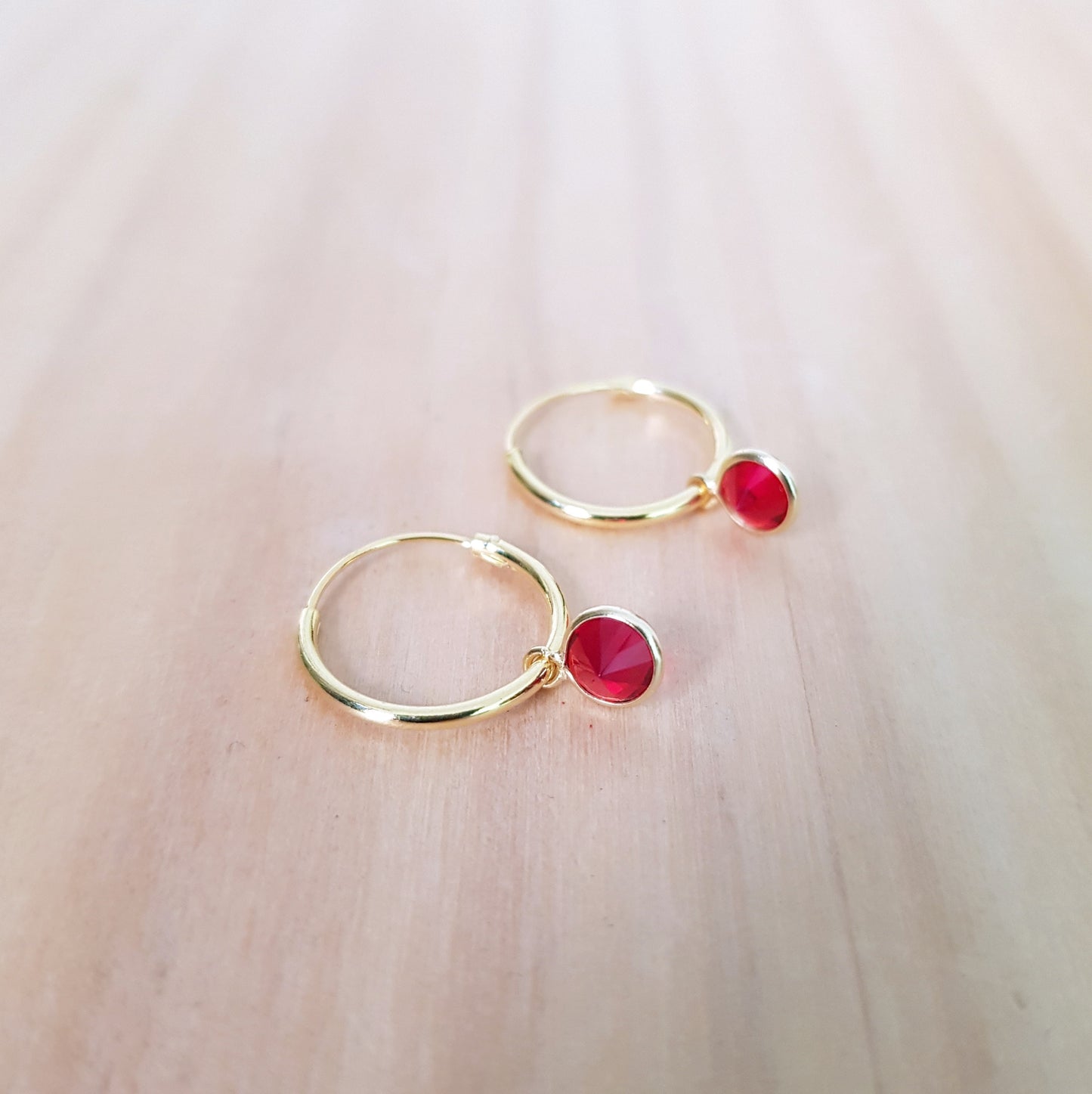 PENDIENTES MACA DORADAS ROJO