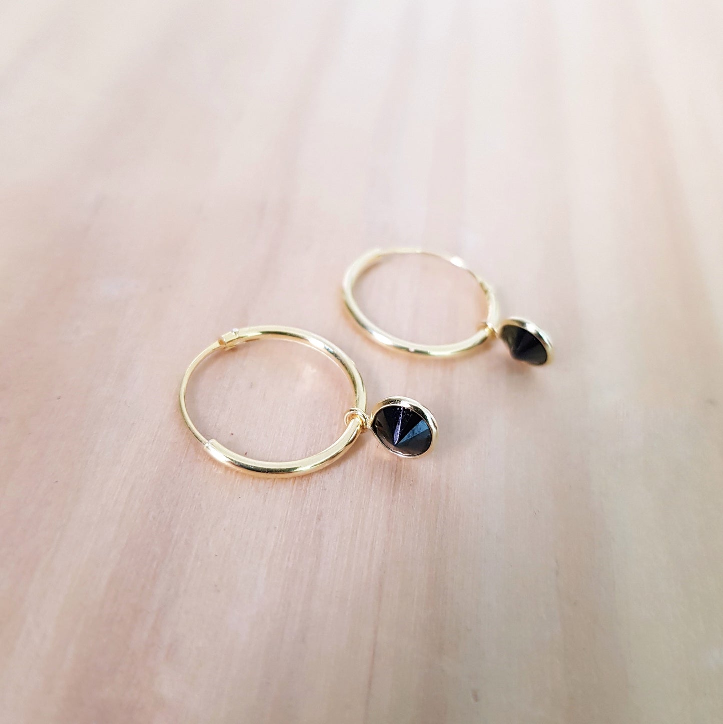 PENDIENTES MACA DORADAS NEGRO