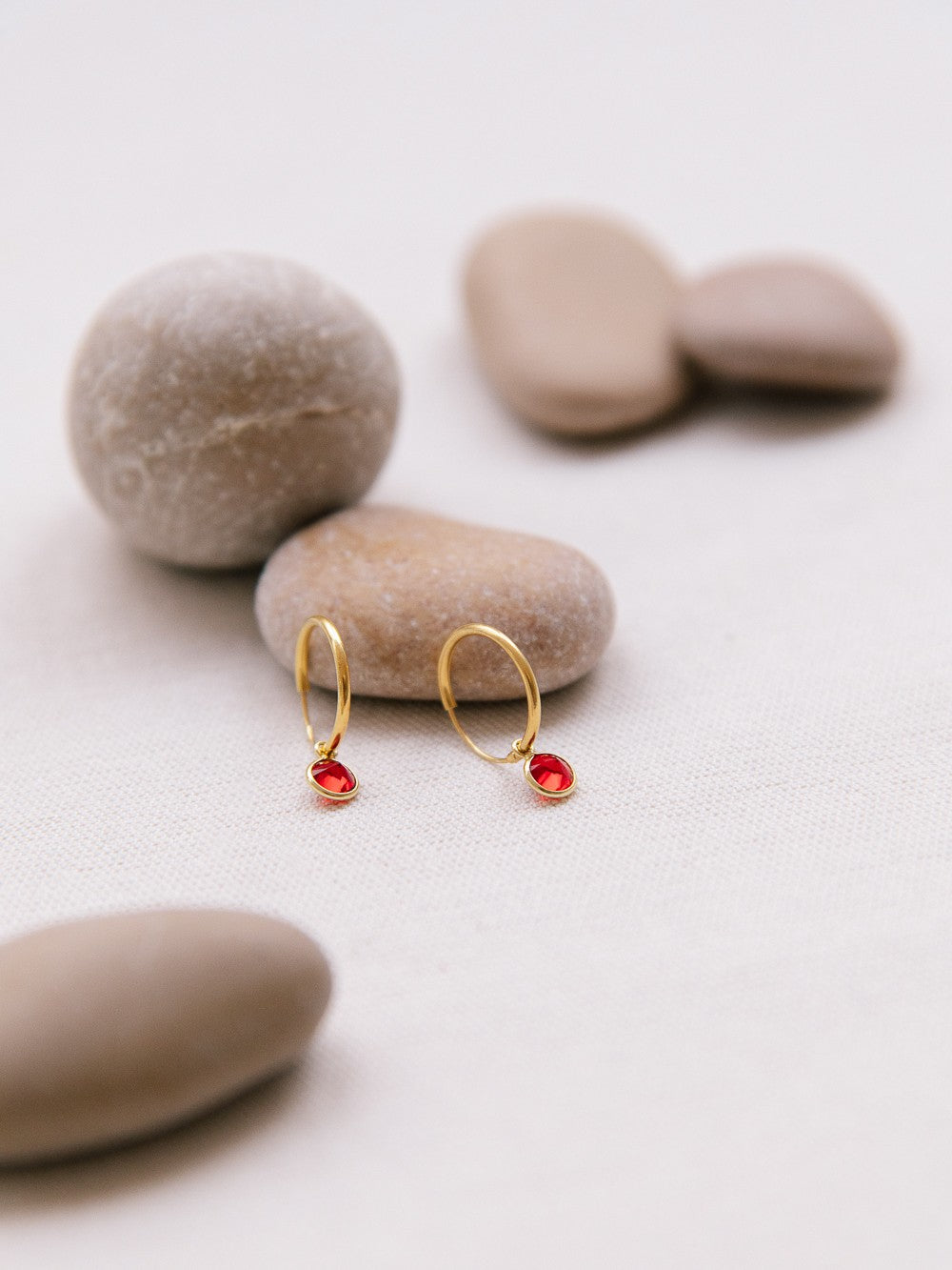 PENDIENTES MACA DORADAS ROJO