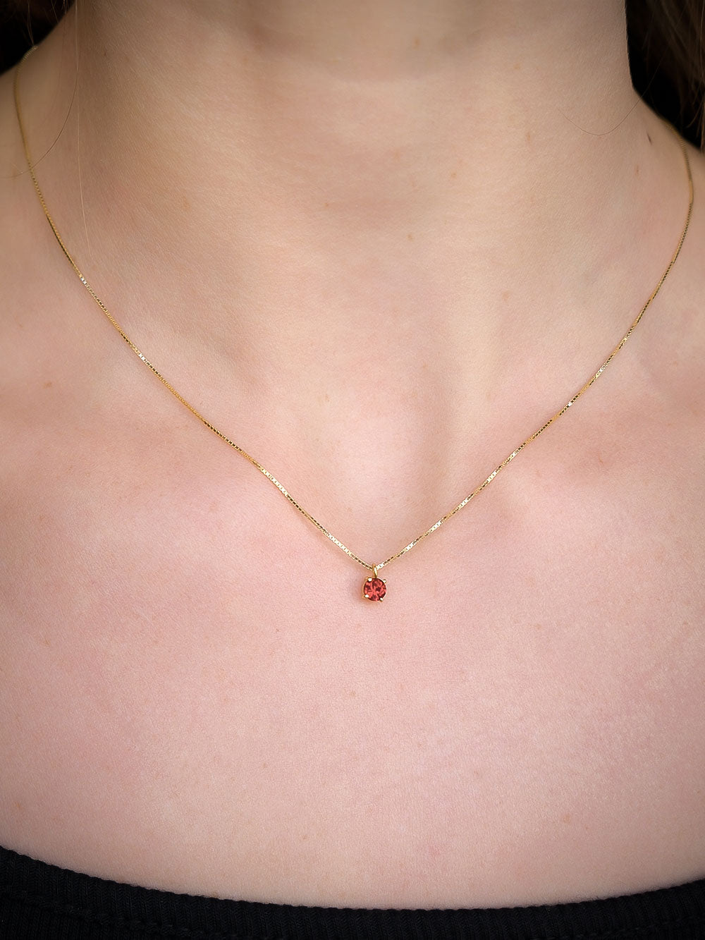 DORA HUG GOLDEN GARNET NECKLACE