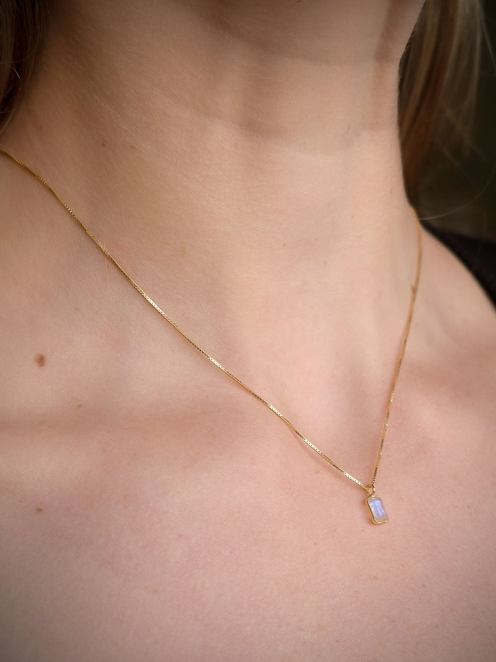 DORA PILL NECKLACE WHITE GOLDEN