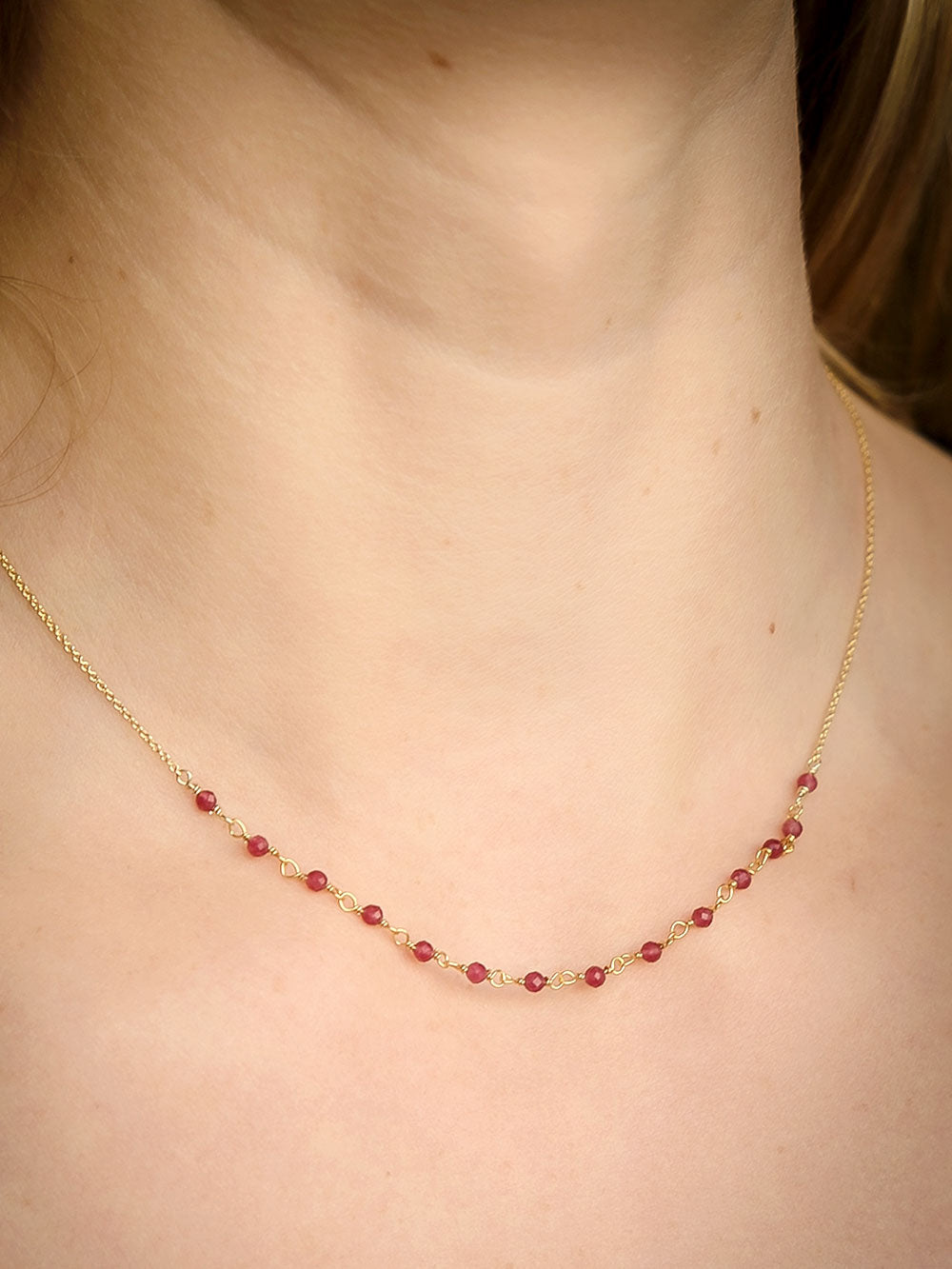 COLLAR ROSARIO GRANATE DORADO