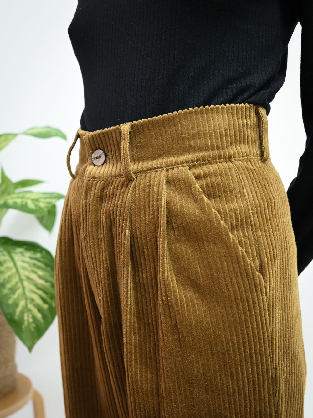 Pantalones Ona en color Oliva de pana, detalle 2 – ANTONIETA Barcelona