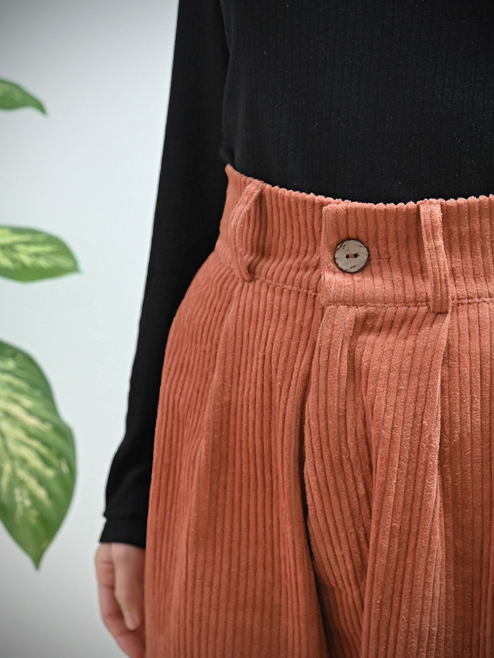 Pantalones Ona en color Nectar de pana, detalle 2 – ANTONIETA Barcelona