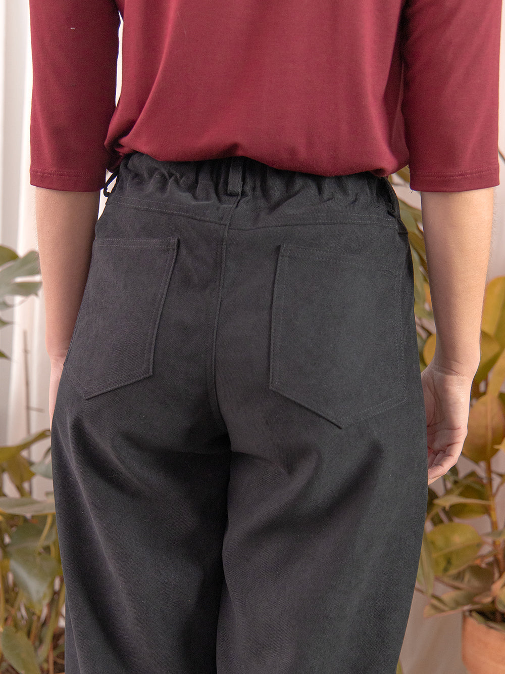 Pantalones Dàlia en color Black de pana, detalle 4 – ANTONIETA Barcelona