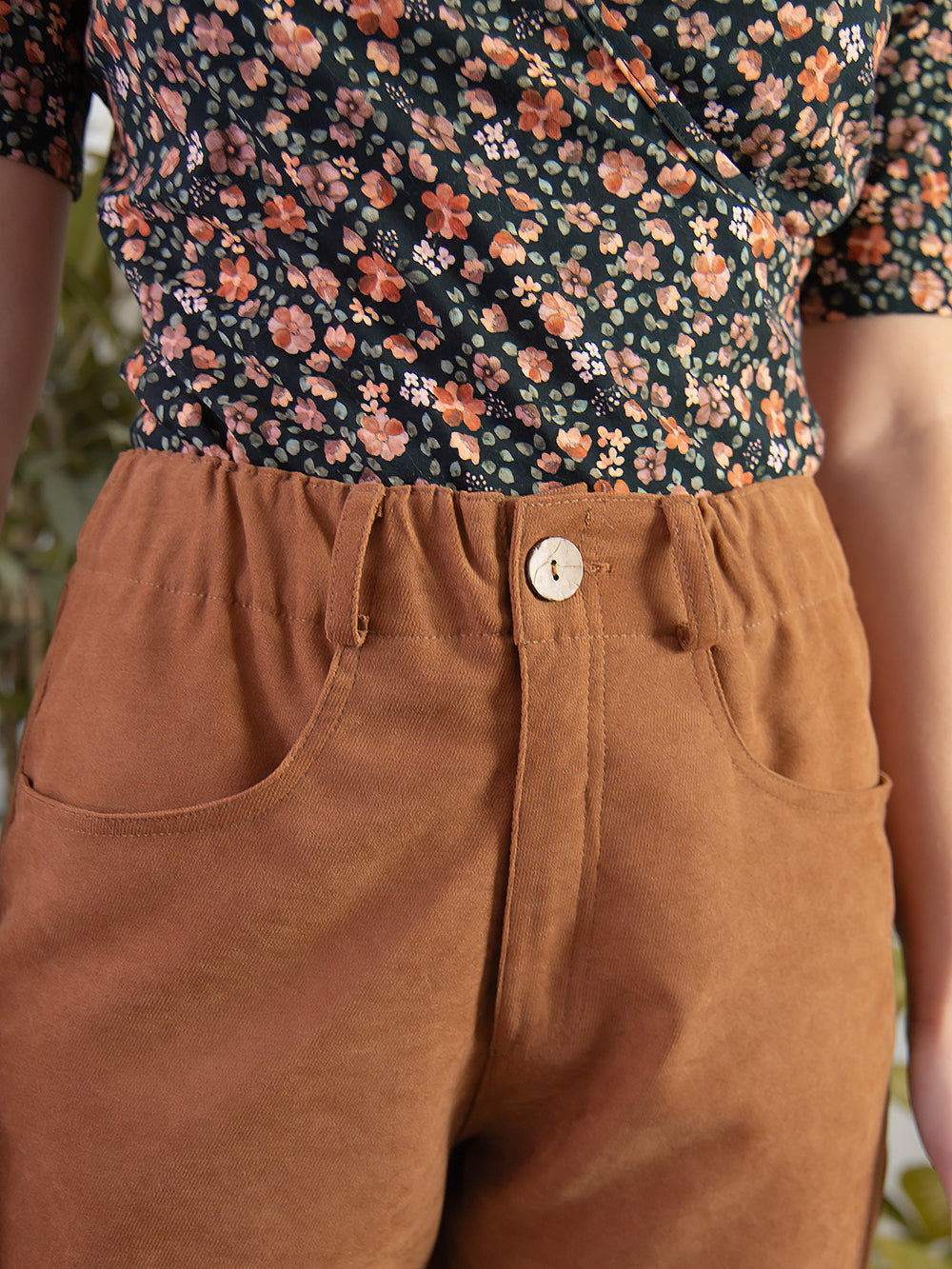 Pantalones Dàlia en color Caramel de pana, detalle 2 – ANTONIETA Barcelona