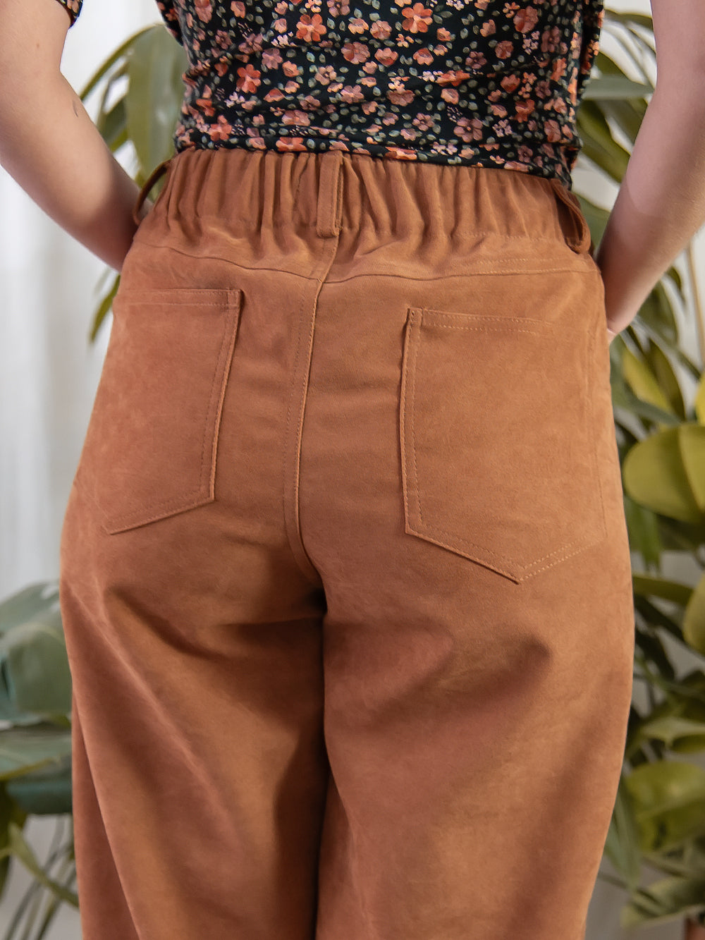 Pantalones Dàlia en color Caramel de pana, detalle 4 – ANTONIETA Barcelona
