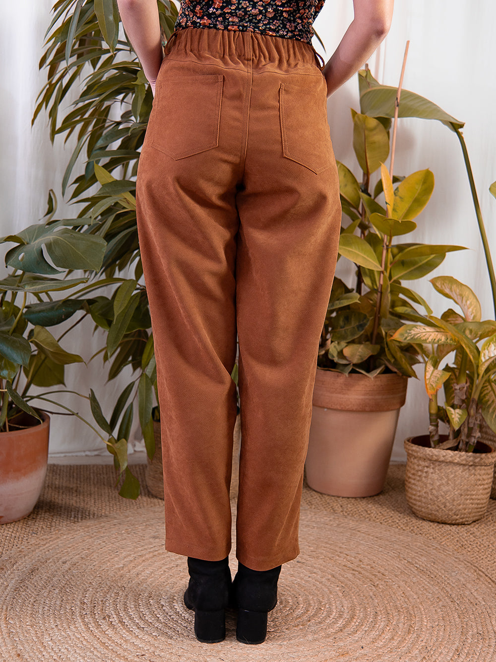Pantalones Dàlia en color Caramel de pana, detalle 3 – ANTONIETA Barcelona