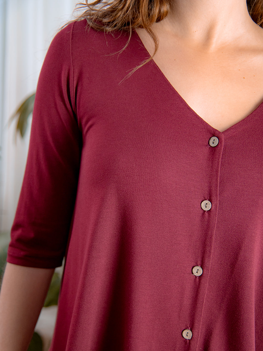 Camiseta Paulina en color Granate de viscosa, detalle 2 – ANTONIETA Barcelona