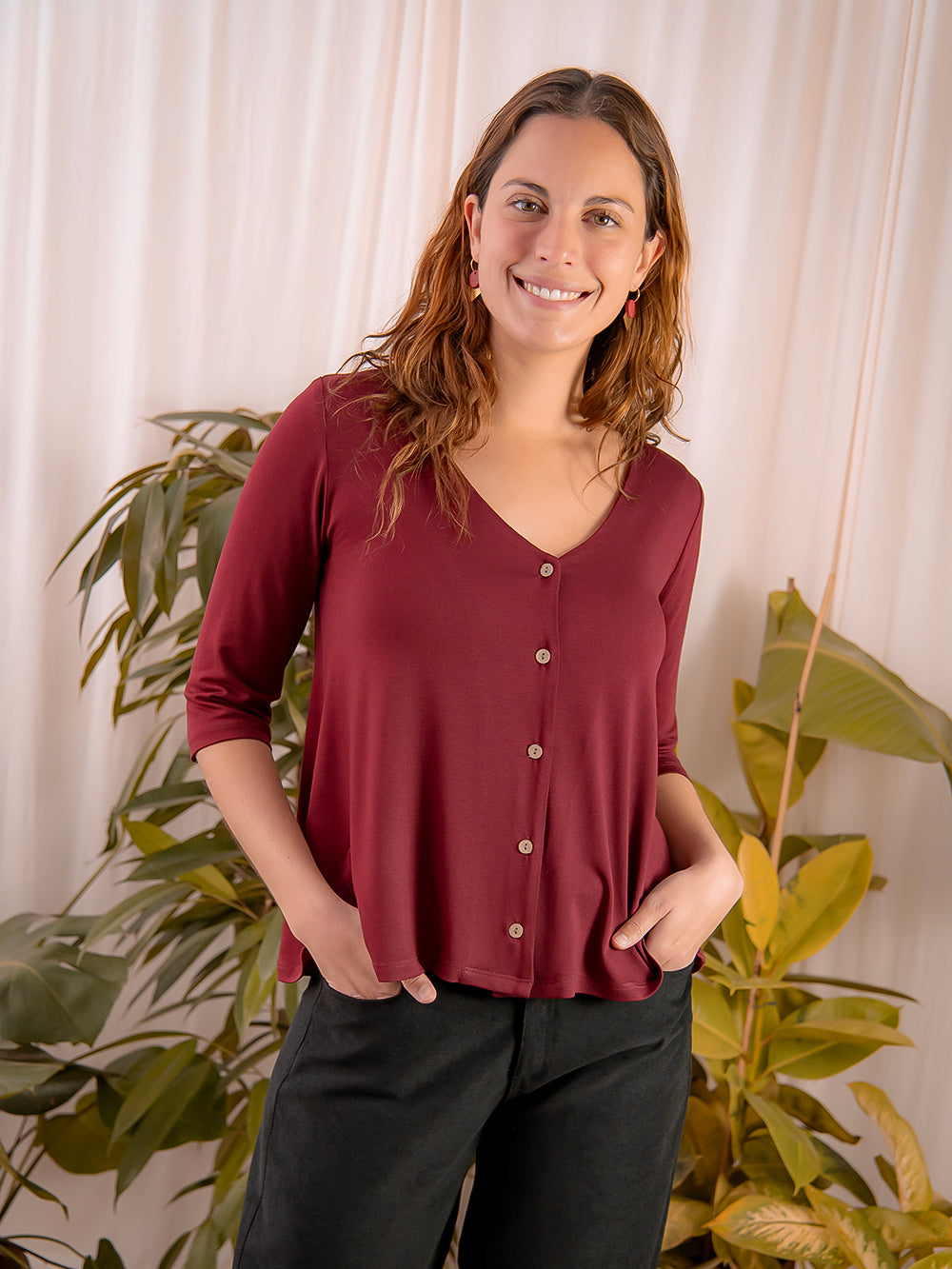 Camiseta Paulina en color Granate de viscosa, detalle 3 – ANTONIETA Barcelona