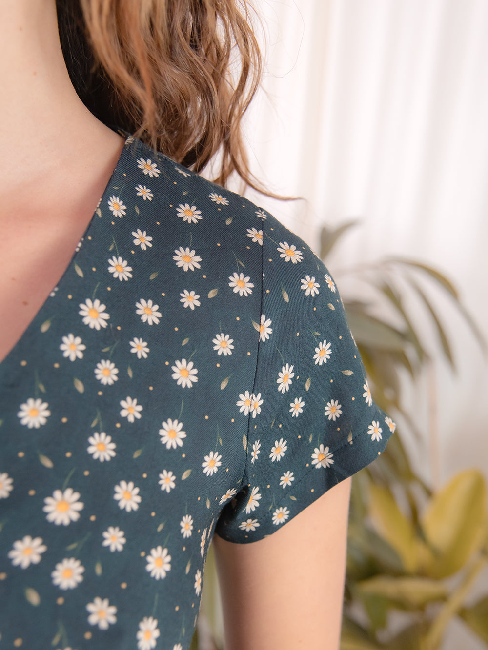 Vestido Coral en color Daisy de viscosa, detalle 2 – ANTONIETA Barcelona