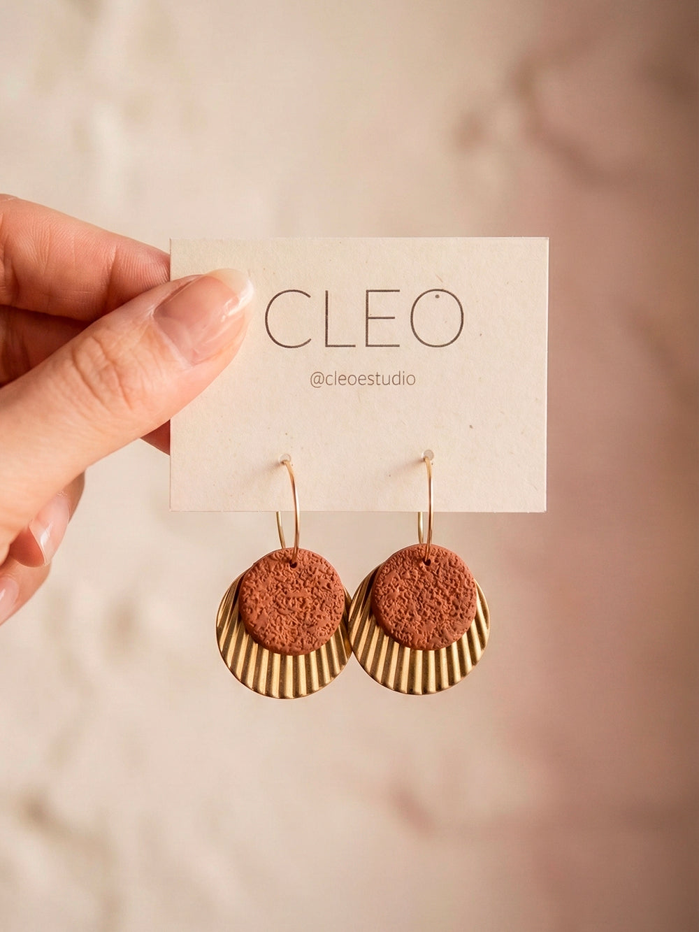 Pendientes Cleo en color Aure Tierra – ANTONIETA Barcelona