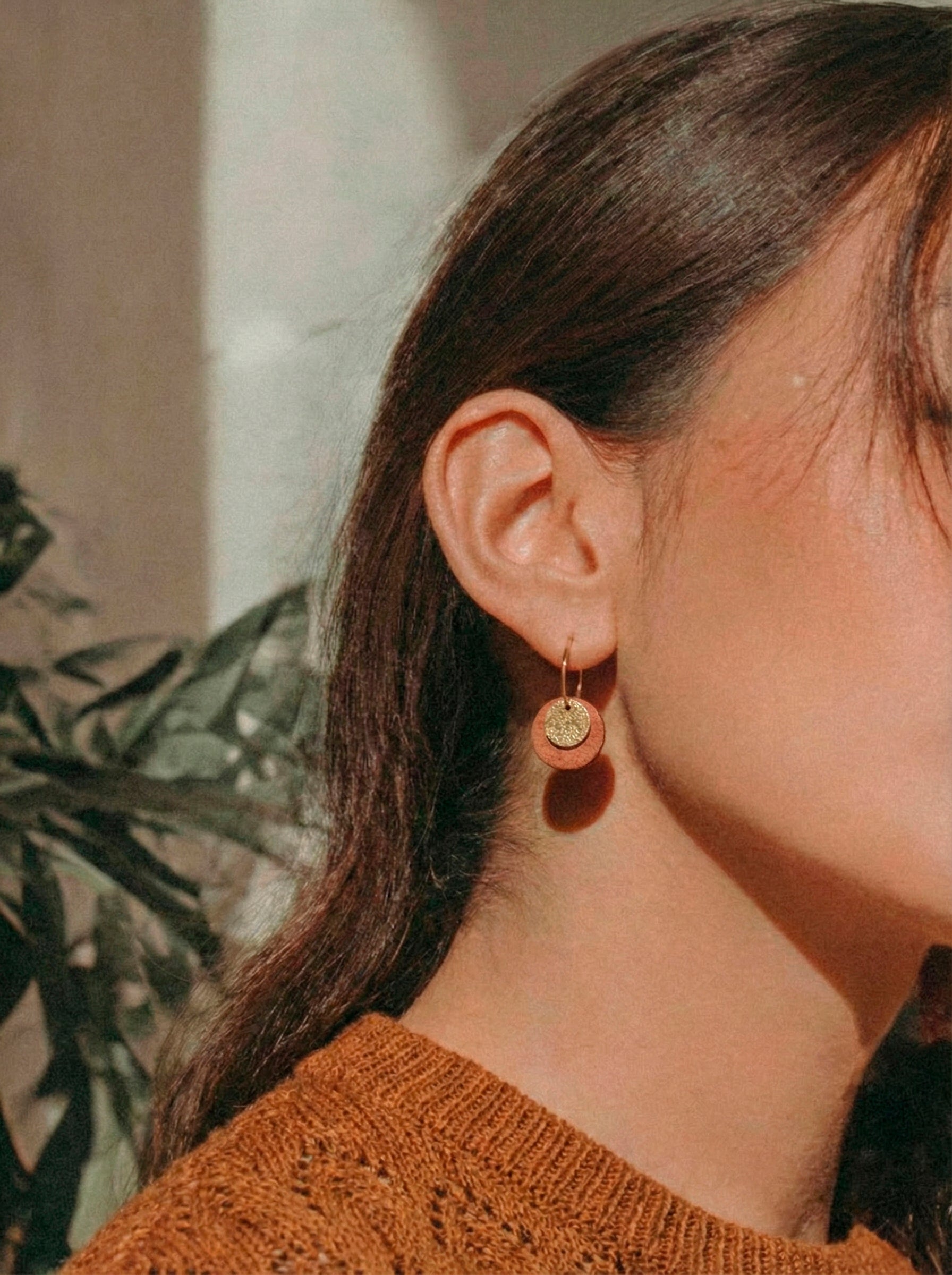 Pendientes Cleo en color Louison Tierra, detalle 2 – ANTONIETA Barcelona