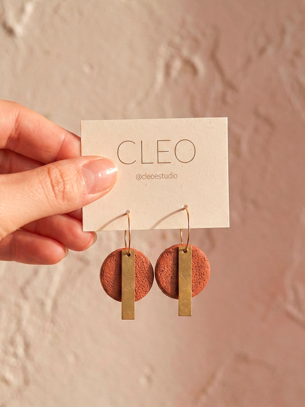 Pendientes Cleo en color Roser Tierra – ANTONIETA Barcelona